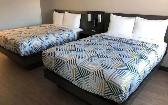 Econo Lodge Inn & Suites