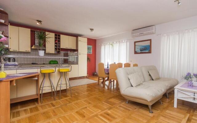Apartment and room Marin Makarska