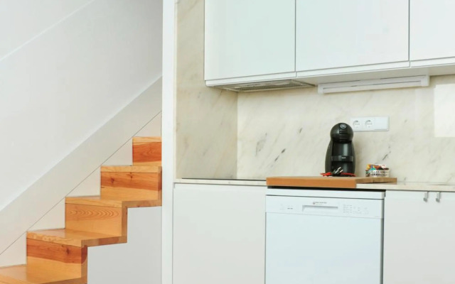 Sunday - Lovely Mezzanine with FREE PARKING