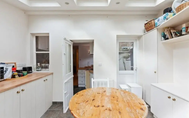 Lovely 2 Bed Apt W/patio nr Shepherd's Bush