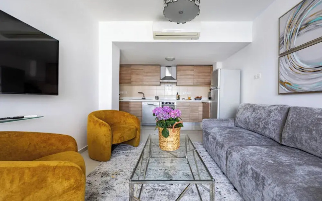 Marathon Beach Apartment With Shared Pool