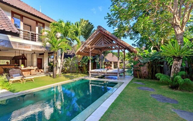 Luxury 5 Bedroom Villa With Private Pool, Bali Villa 2055