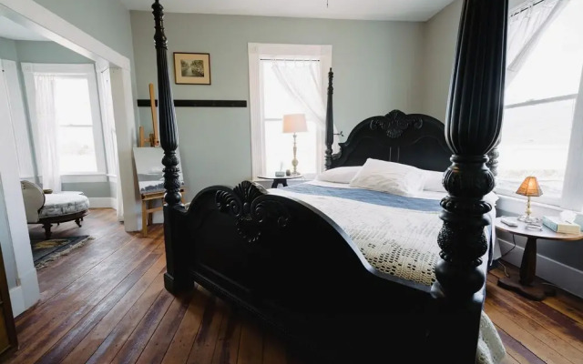 The Gilded Drifter Inn