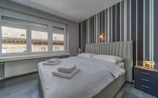 Silver Apartment With Hot Tub And Balcony