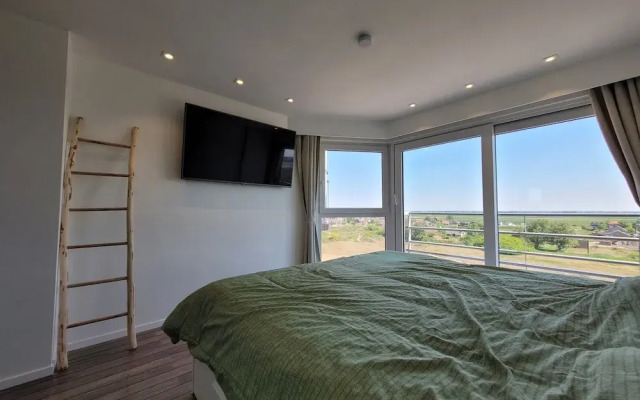 Sea View Apartment by Beach