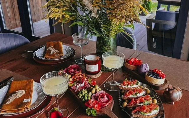 Пaноpaмный дом в хвойнoм лесу с сaуной