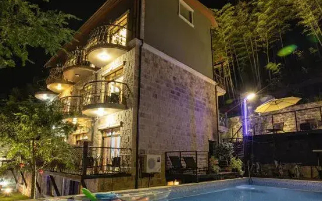 Mogan Mountain Xiaofeng Mujing Xiangye Hot Spring Hostel