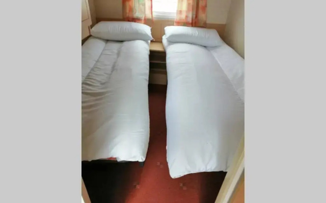 Beachside, Family-friendly, WiFi, 8 berth Caravan 133