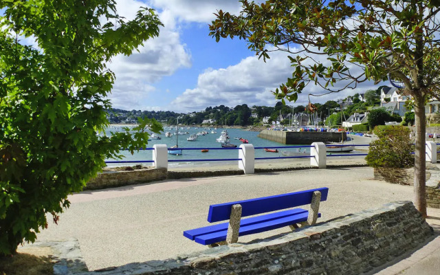 Charming holiday home, 200 m sandy beach, Locquirec