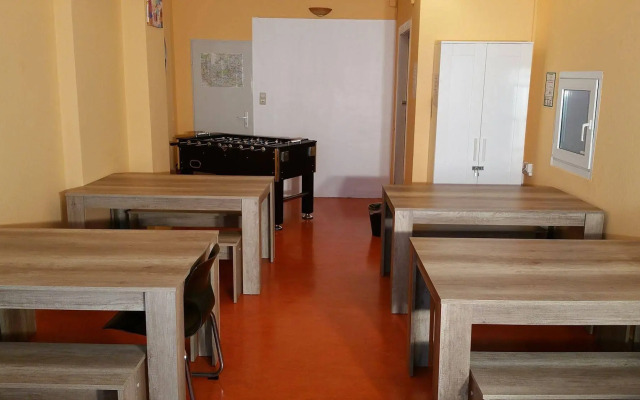 HappyGoLucky Hotel & Hostel