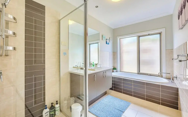 StayAU Spacious Stay Point Cook