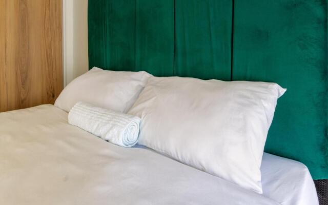 Lovely 1 Modern bedroom in Waterfall City