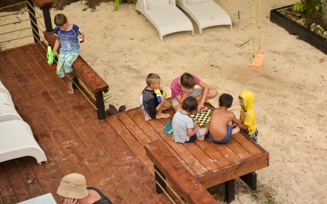 B's Beach House on Muri Lagoon