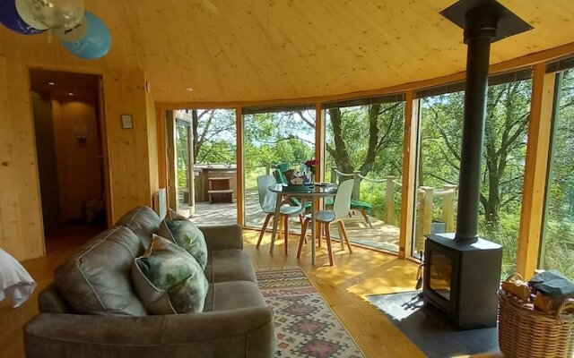 Luxury and Peaceful 1-bed Roundhouse With Hot Tub