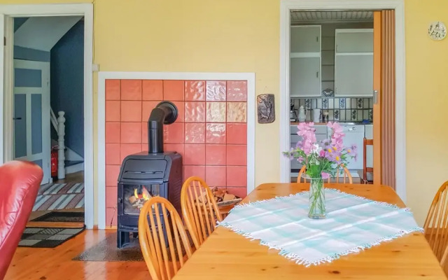 Amazing Home in Olden With 4 Bedrooms and Wifi