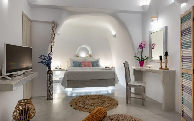 Kima Oia Suites