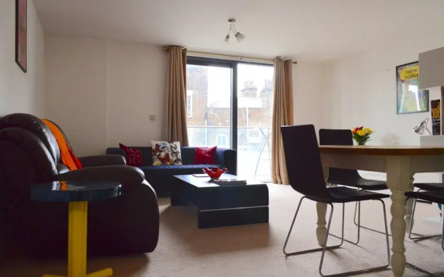 Modern 3 Bedroom Apartment on Dalston Square