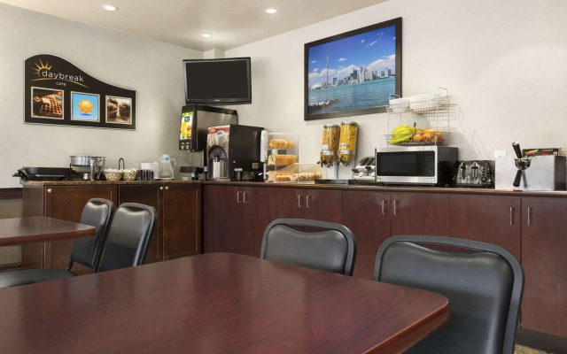 Days Inn by Wyndham Toronto East Lakeview