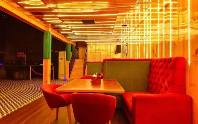 Queens Hub Hotel by OYO Rooms