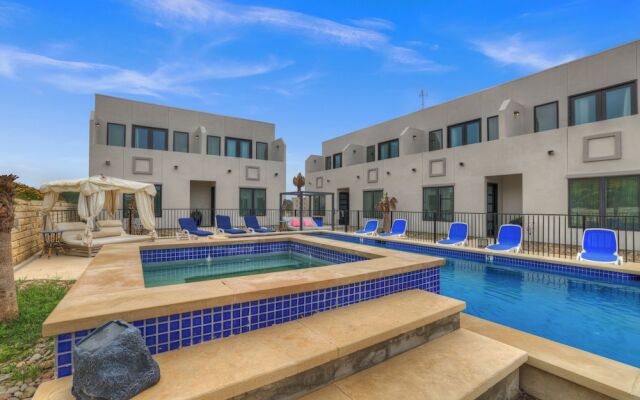 The Bentley Hotel - Beatles Room - Hill Country View