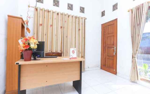 OYO 1680 Dahlia Guesthouse Near RSI Hidayatullah