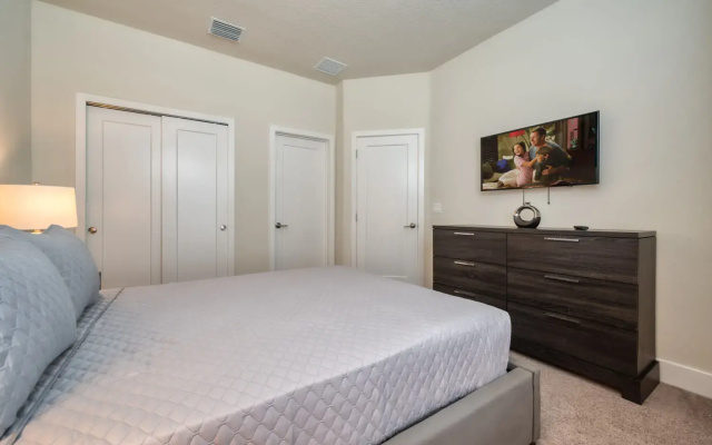 Pleasant Townhome with private pool near Disney