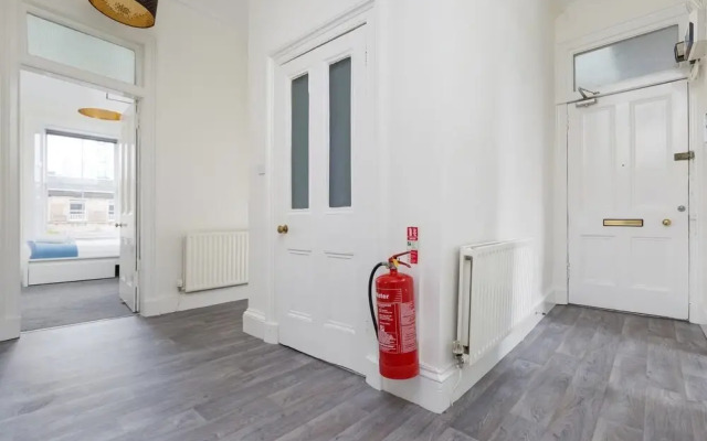 Elegant 3 Bedroom Central Apartment W/Castle View