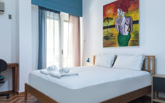 Spacious 2 Bd Pireas Apt w Cozy Balcony