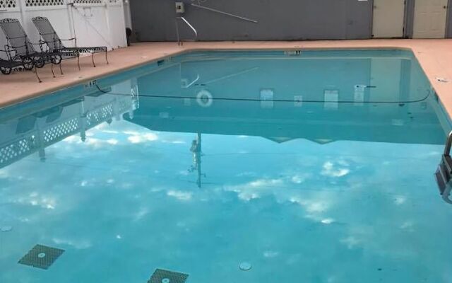 Budgetel Inn Suites Pine Mountain