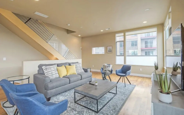 Swanky Downtown Loft! City Views! Sleeps 10!