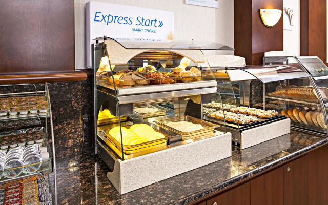 Holiday Inn Express Hotel & Suites Manchester Airport by IHG