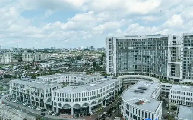 The Everly Lhesson Kuching
