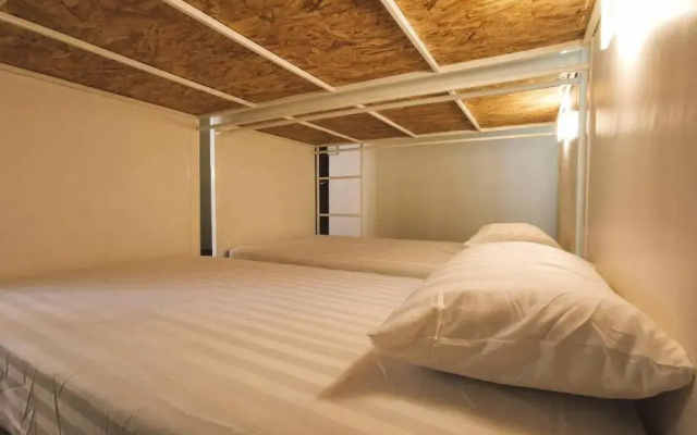 ATOM Poshtel - Hostel