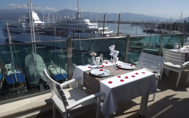 Alesta Yacht Hotel