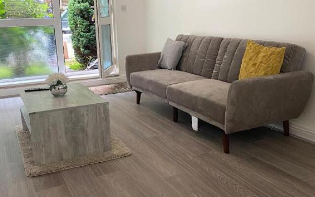 Gorgeous ground floor apartment + free parking