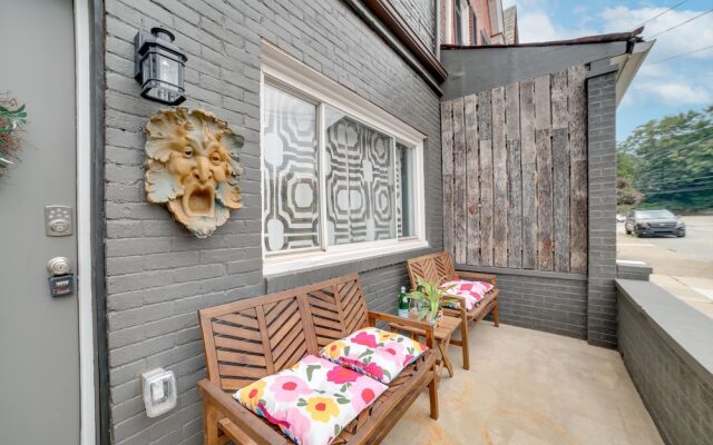 Pittsburgh Retreat w/ Deck & Outdoor Dining!