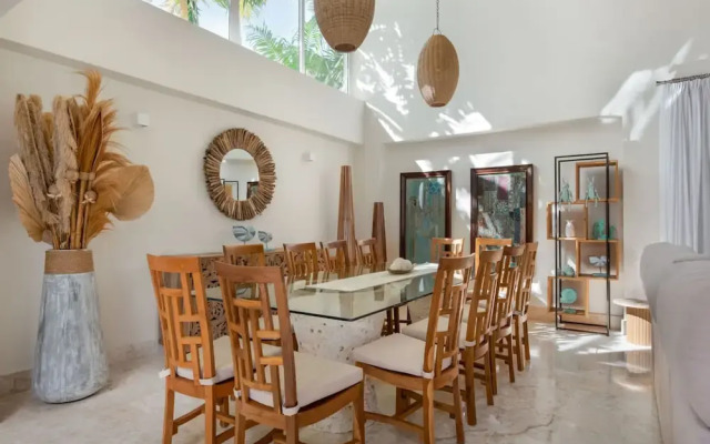 Modern Luxury 6 BR Tropical Retreat With Pool