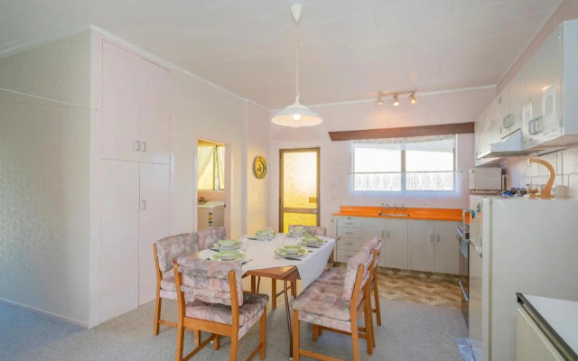 Cosy at Cooks - Cooks Beach Downstairs Holiday Unit