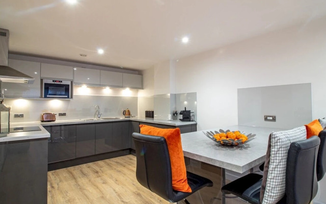 Stylish + Modern 2BR Riverside Apt, Free Parking