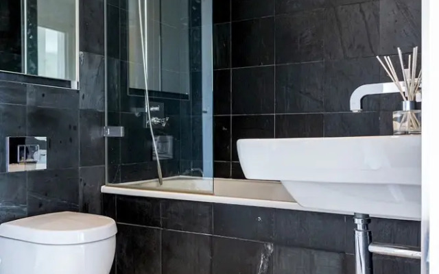 Exclusive 1 Bed Central Apartment - The Cube!!