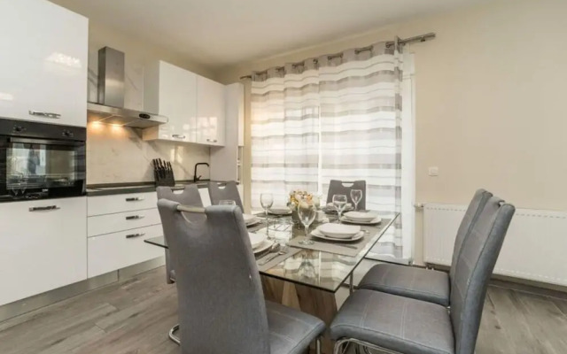 Nicoll With Pool, 50 m From the Beach