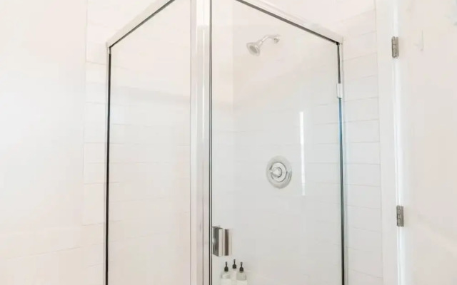 Lakefront Beachfront top Floor Condo w Pool