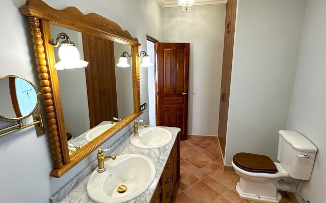 Masia Can Viver - Olive oil tourism B&B