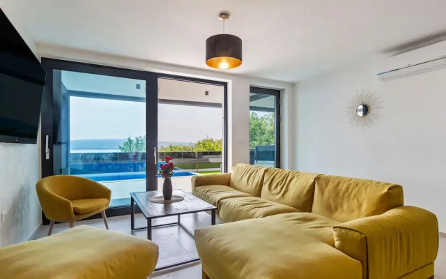 Pleasing Apartment in Crikvenica With Private Pool