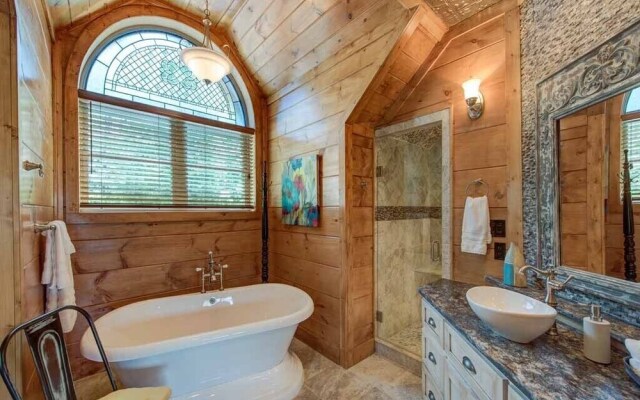 Bear Elegance - Three Bedroom Cabin