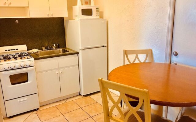 Richards Motel Courtyard