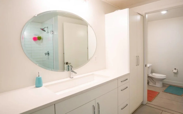 Minimalist & Alluring Condo, Walk to Mile High