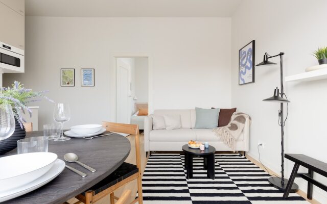 Bright Two Bedroom Apartment by Renters