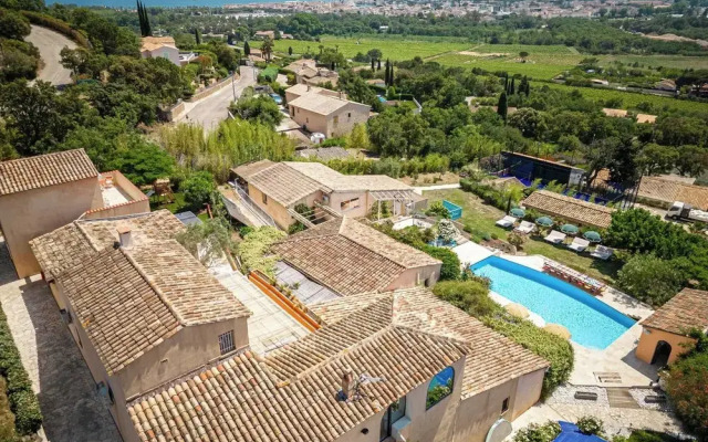 Guest Room Apartment in Provencal Villa - 1br/2p