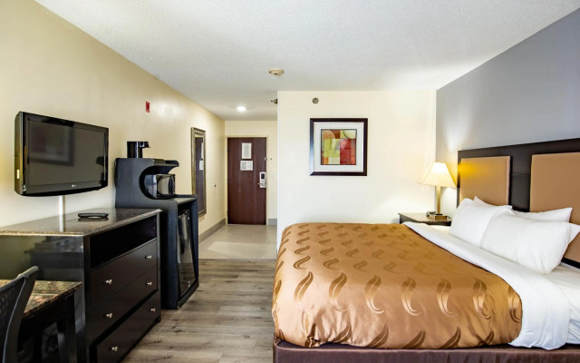 Quality Inn & Suites Woodstock near Lake Geneva